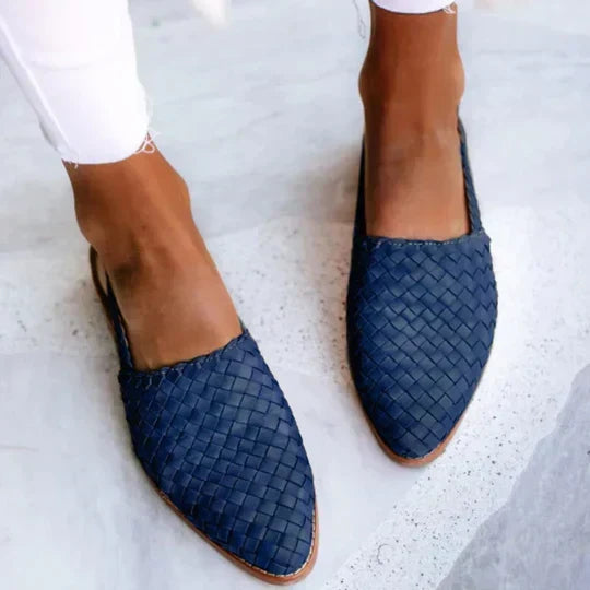 Lyn | Women's Closed-Toe Flat Sandals with Adjustable Buckle Strap
