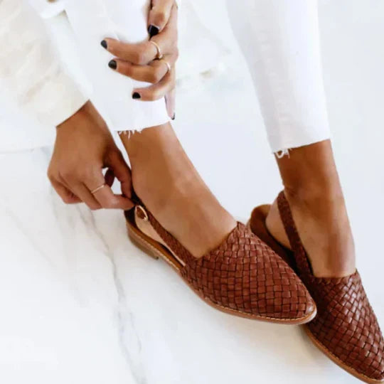 Lyn | Women's Closed-Toe Flat Sandals with Adjustable Buckle Strap